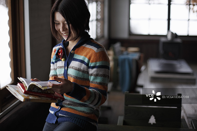 女人在读书图片素材
