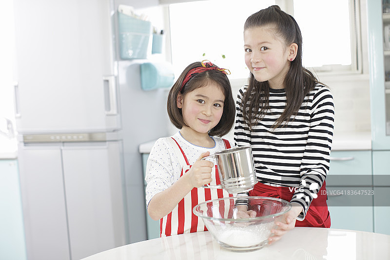 女孩们在制作甜点图片素材