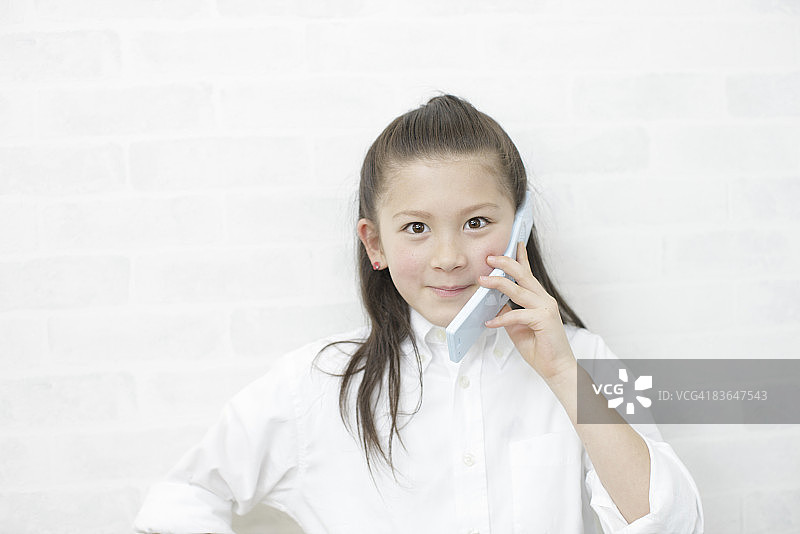 使用手机的女孩图片素材