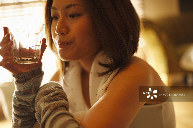 女人喝一杯水图片素材