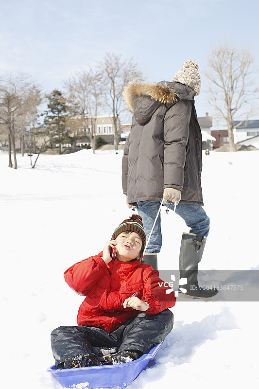 父子俩在玩雪橇图片素材