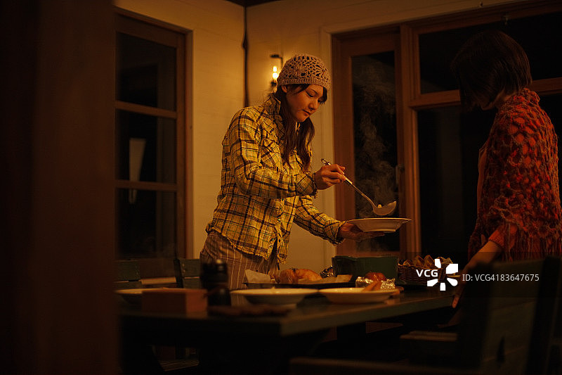 女人把食物放在碗里图片素材