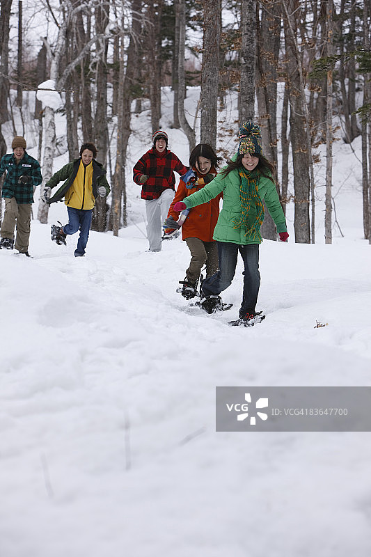 年轻人穿着雪鞋跑步图片素材