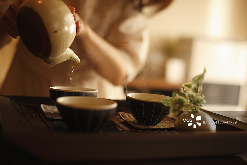 泡茶的女人图片素材