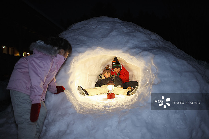 孩子们在雪洞里玩耍图片素材