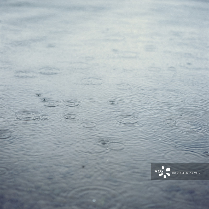 湖面雨滴图案图片素材