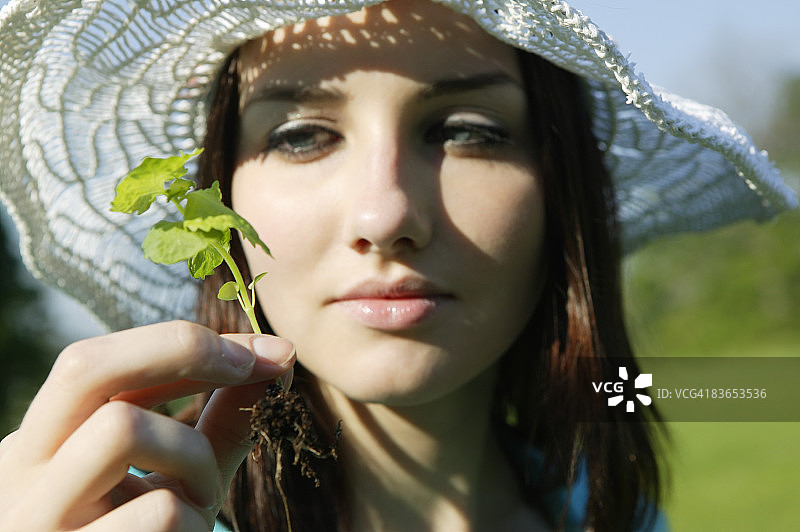 年轻女人拿着一根草图片素材