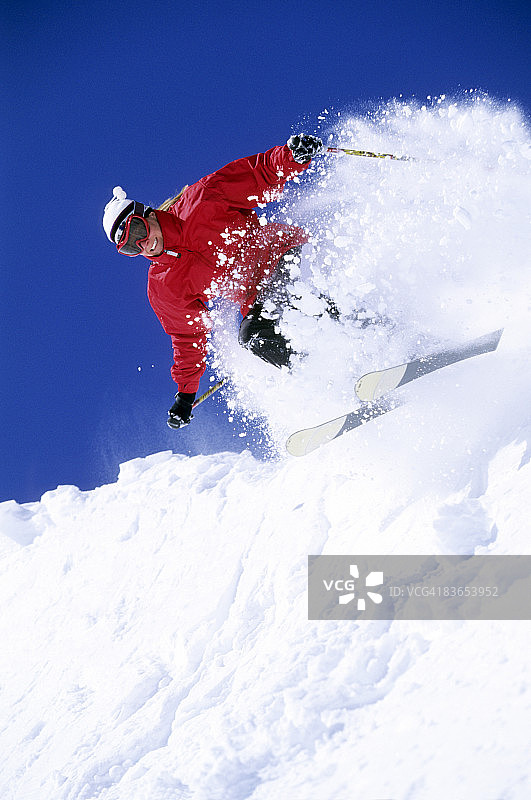 在犹他州雪鸟滑雪的女人图片素材