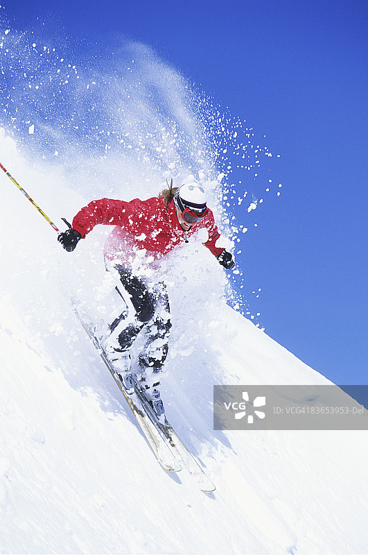 在犹他州雪鸟滑雪的女人图片素材
