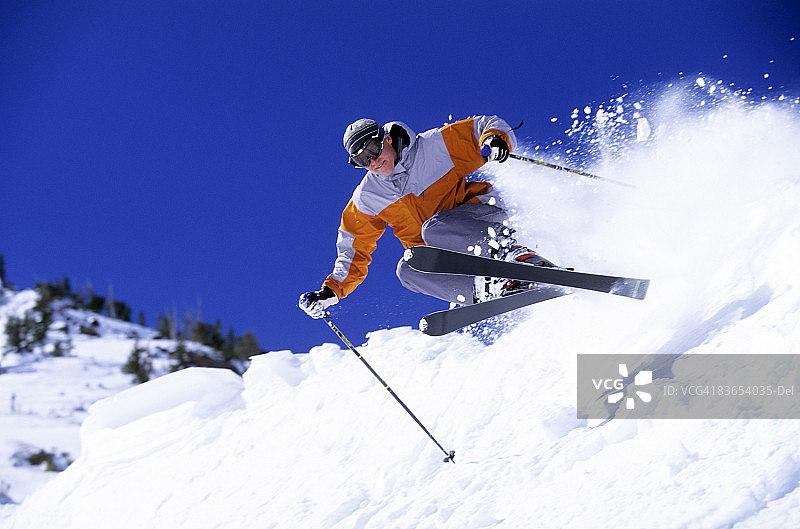男人在犹他州雪鸟滑雪图片素材
