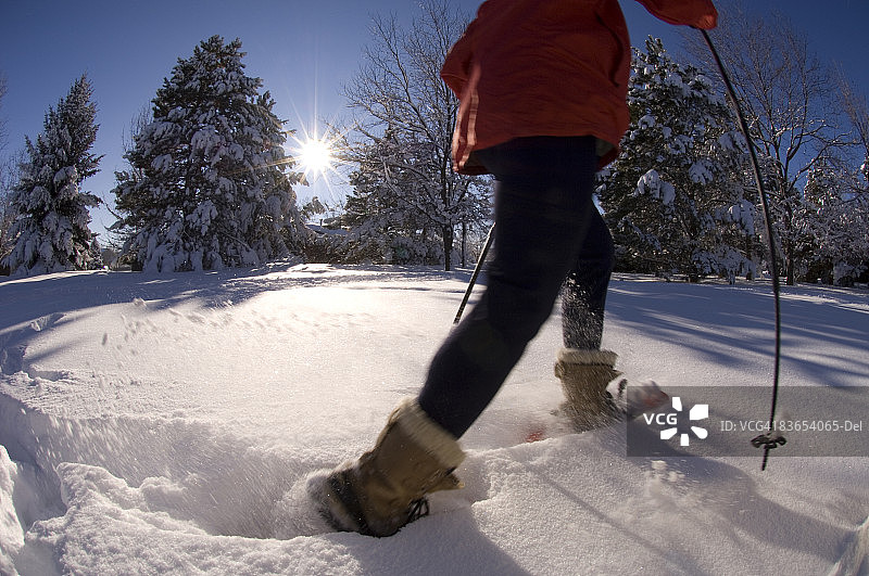 科罗拉多州新雪上的雪鞋健行图片素材