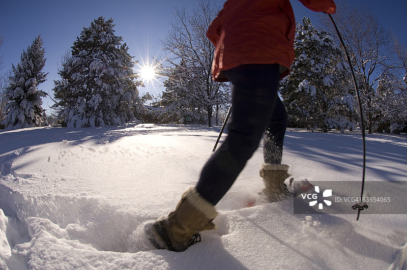科罗拉多州新雪上的雪鞋健行图片素材