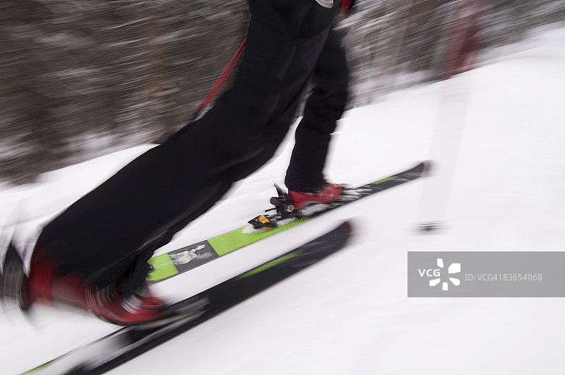 在科罗拉多州进行野外滑雪的男人图片素材