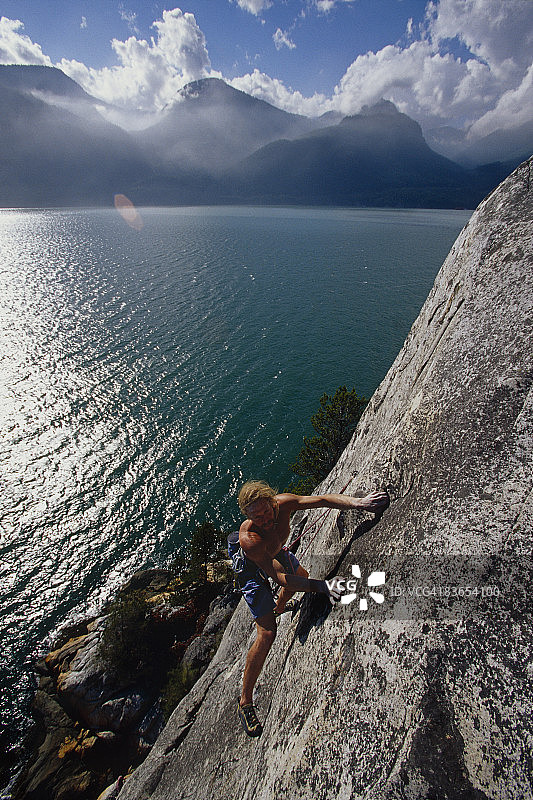 男子在水上攀岩，加拿大图片素材