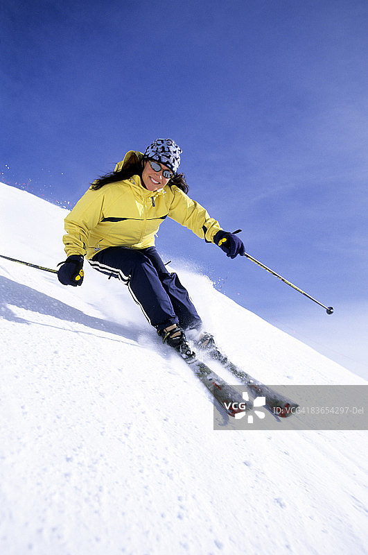 在犹他州雪鸟滑雪的女人图片素材
