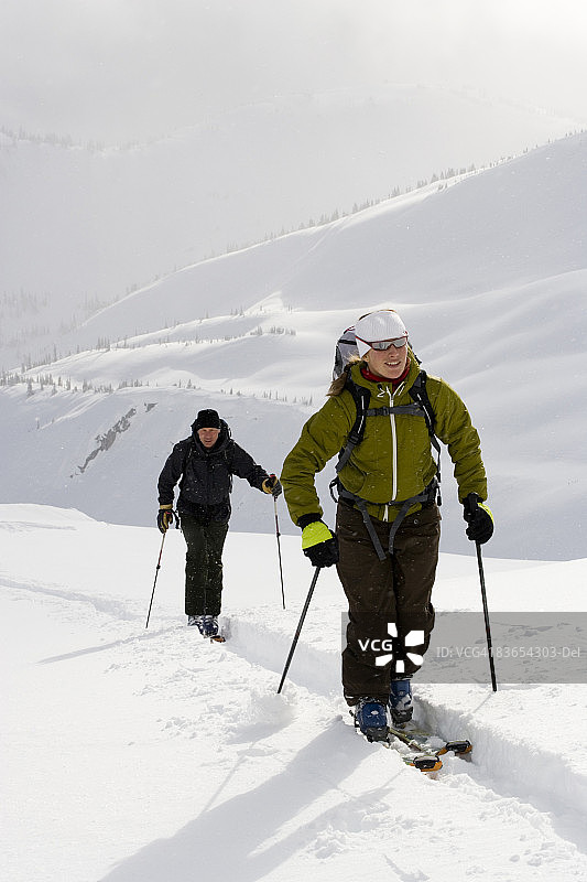 年轻夫妇在山区滑雪旅行图片素材