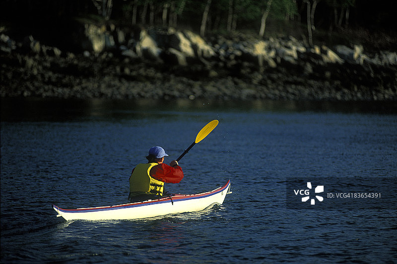 男子海上皮划艇运动图片素材