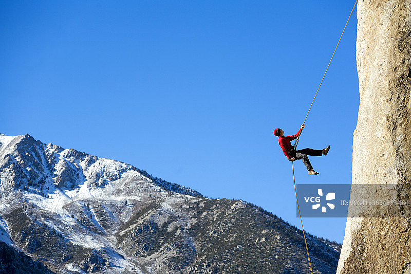 登山者绳降巨石图片素材