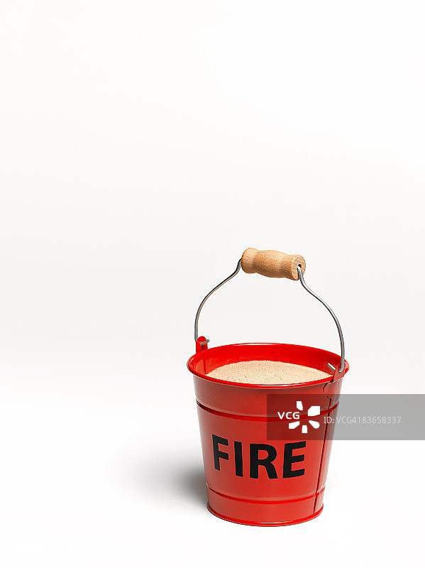 白色背景上的消防桶图片素材