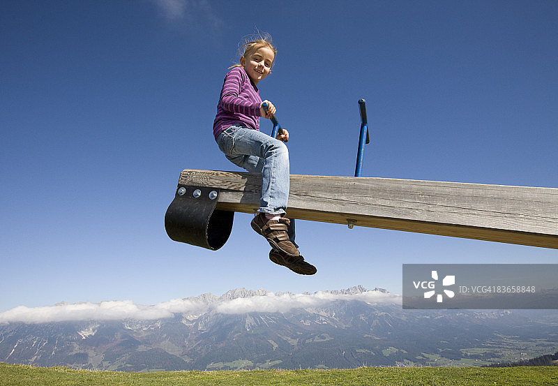 在跷跷板上的女孩图片素材