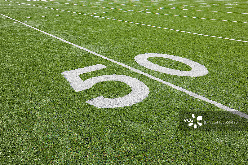 美式橄榄球场五十年码线图片素材