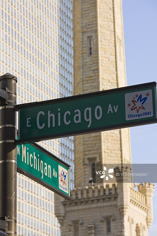 芝加哥和密歇根大街路标，背景是历史水塔图片素材