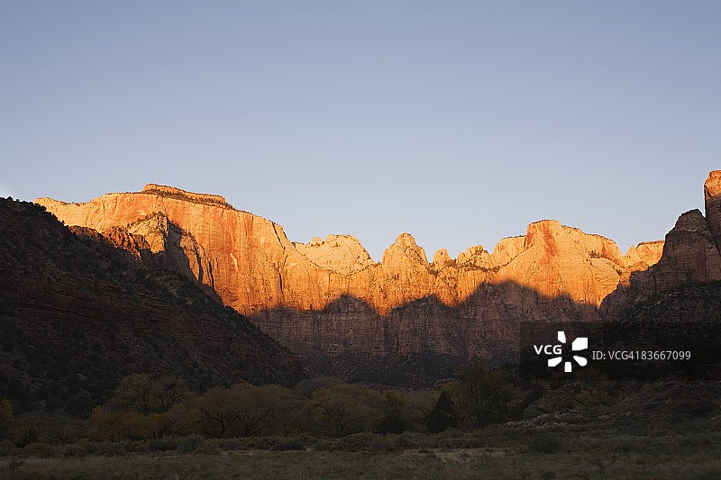 锡安国家公园日出时分的圣母峰和西庙，美国犹他州图片素材