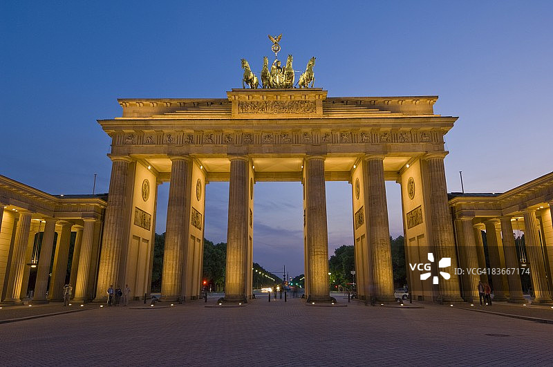 勃兰登堡门与四马战车胜利女神雕像的夜景，位于德国柏林巴黎广场图片素材