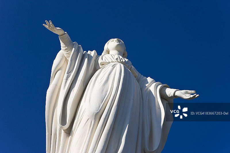 俯瞰圣地亚哥的圣克里斯托瓦尔山上的圣母玛利亚雕像图片素材