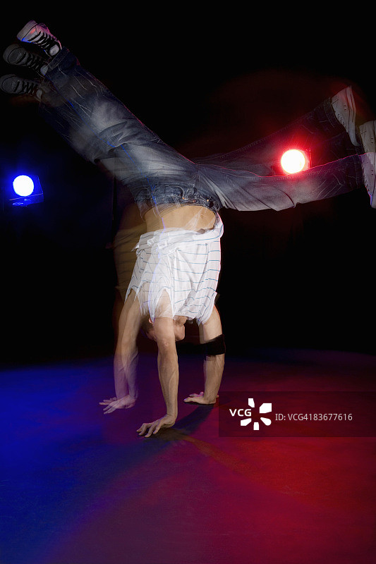 霹雳舞者炫光舞步图片素材