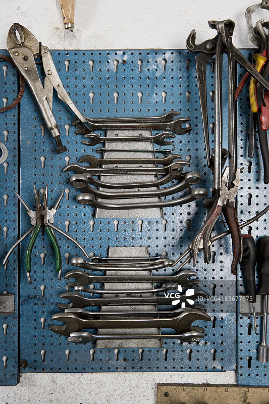 挂在车间墙壁上的工具图片素材