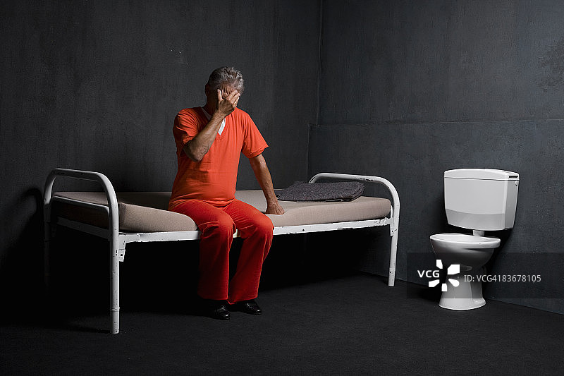 监狱牢房里的囚犯图片素材