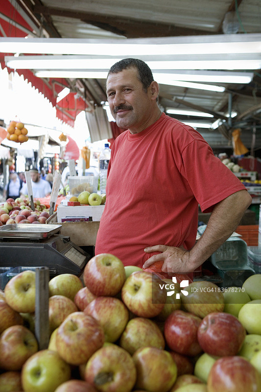 在水果摊工作的男子图片素材
