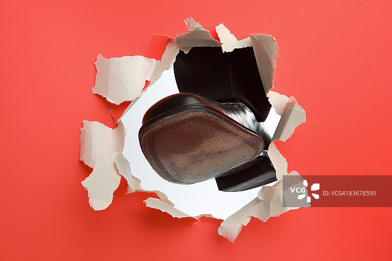 踢穿墙壁的脚图片素材