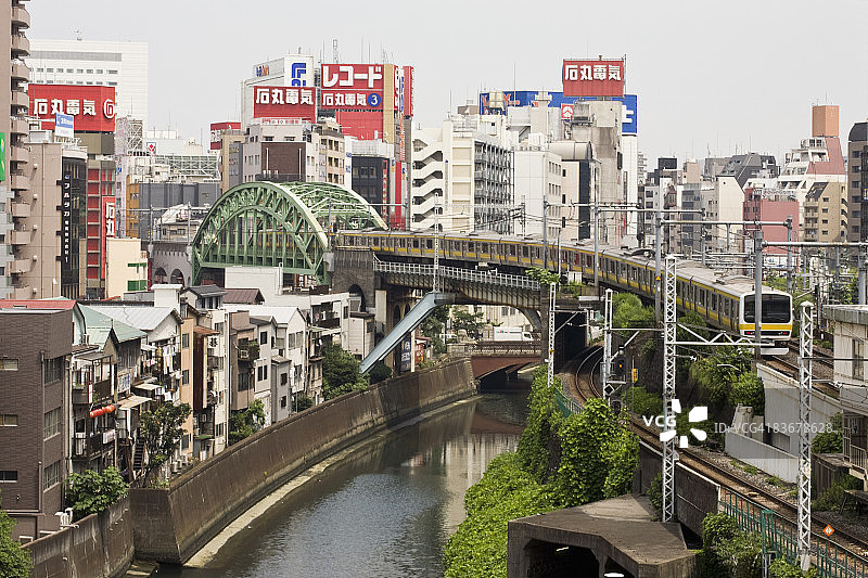 东京秋叶原地区的Kanda河上的火车图片素材