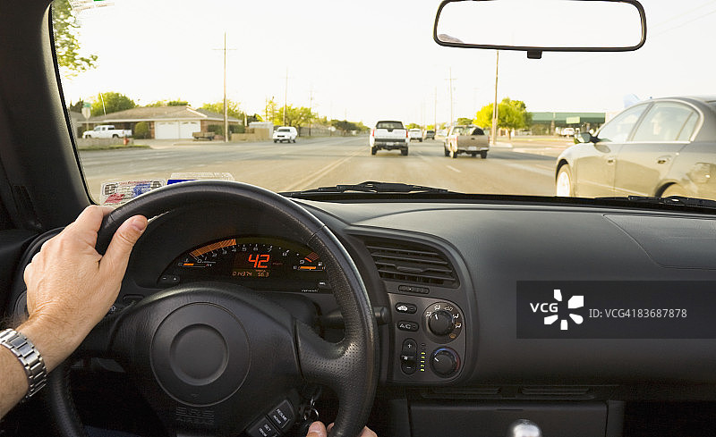 驾驶敞篷跑车图片素材