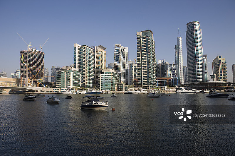 停泊在迪拜码头的船只图片素材