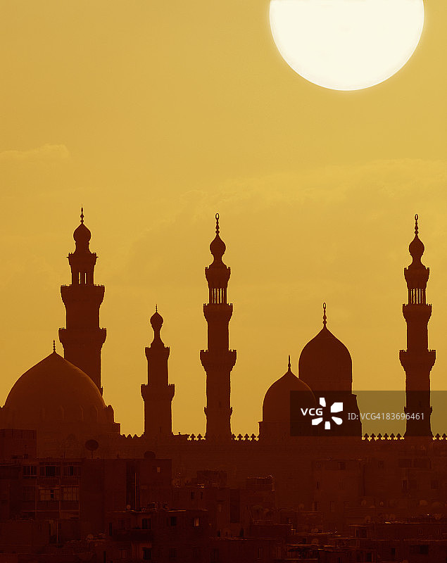夕阳下的穆斯林清真寺与宣礼塔图片素材