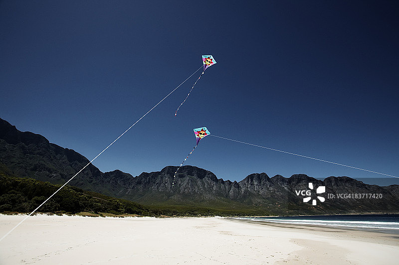 沙滩上的两个风筝图片素材