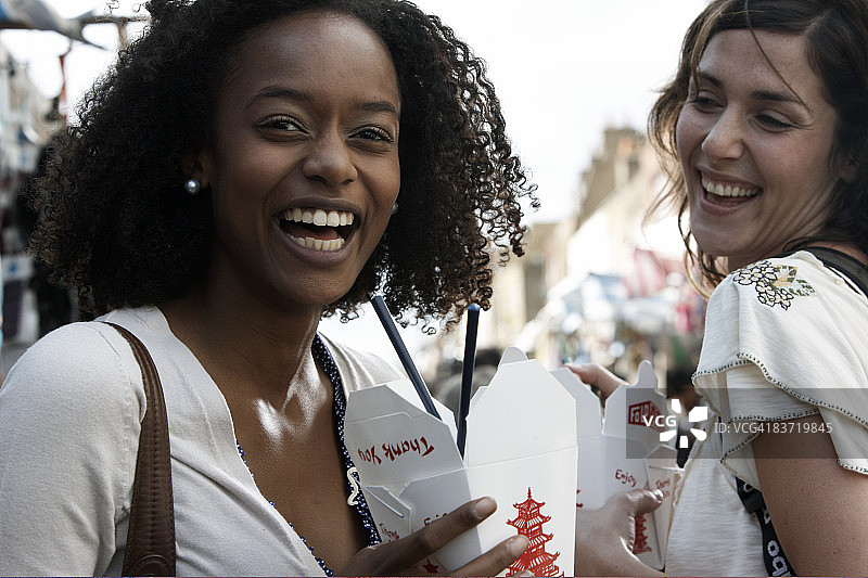 朋友们吃外卖面条时欢笑图片素材