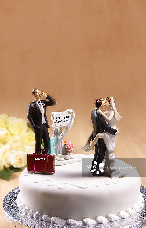 有律师的婚前婚礼蛋糕图片素材
