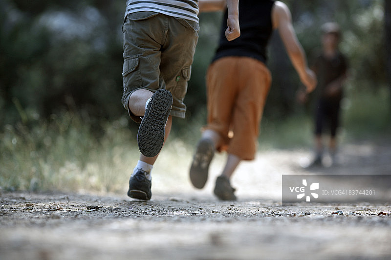 男孩们在小路上奔跑图片素材