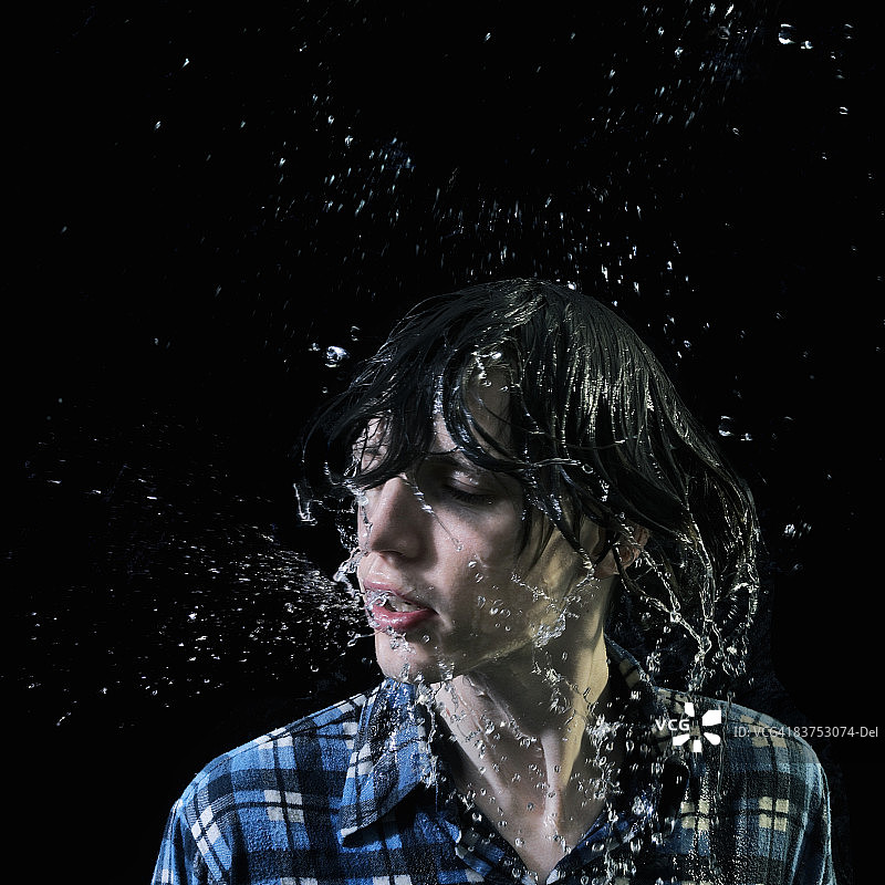 男子甩掉头发上的水图片素材