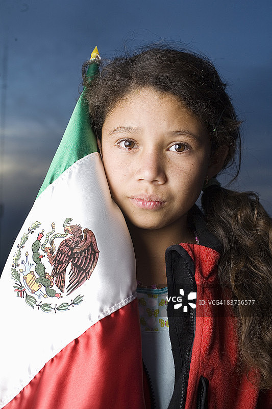 手持墨西哥国旗的年轻墨西哥女孩图片素材