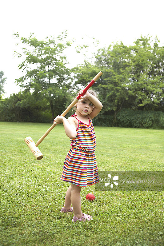 拿着槌球棒和球的女孩图片素材