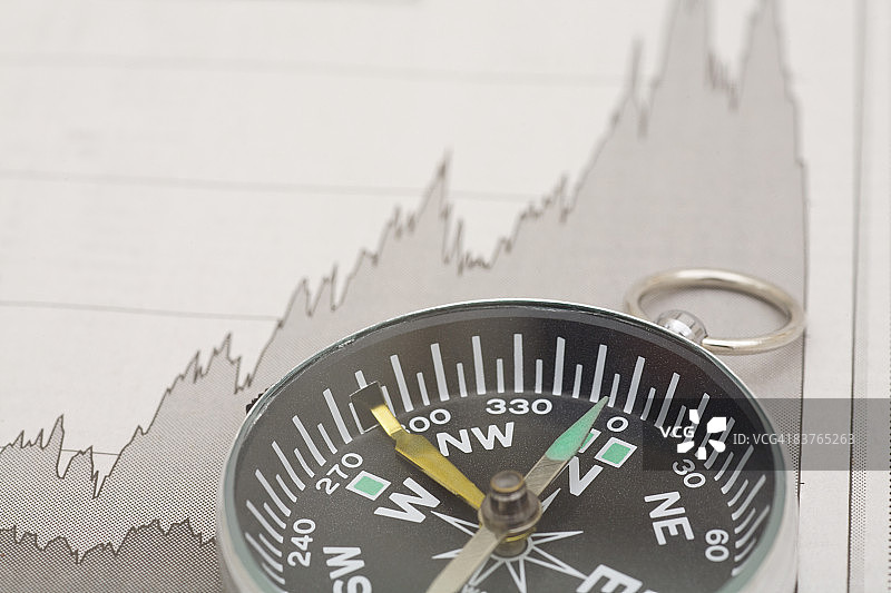 报纸财经版上的指南针图片素材