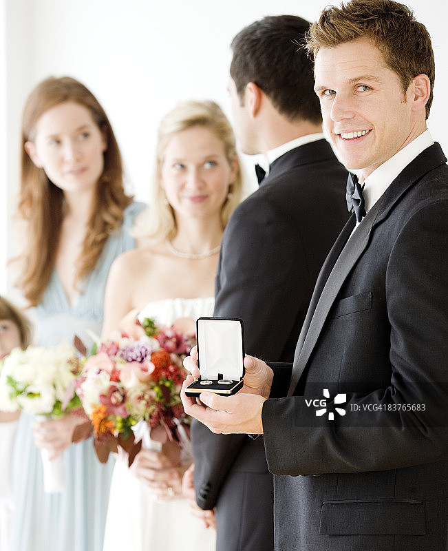 婚礼上展示戒指的最佳男士图片素材