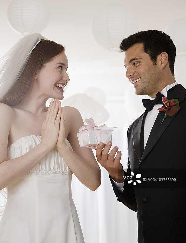 新郎婚礼当天送新娘礼物图片素材