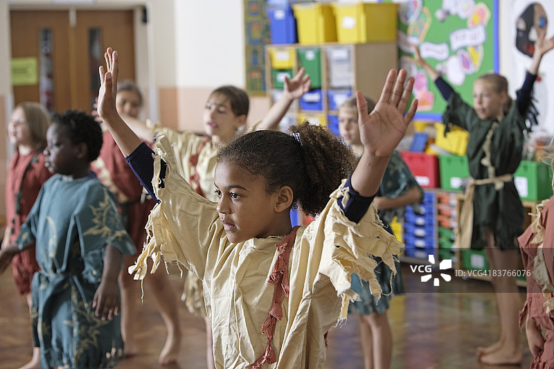 戏剧课上的学生们图片素材