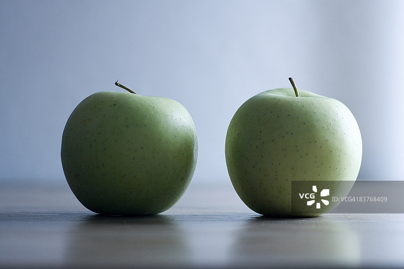 柔光下的两个苹果图片素材
